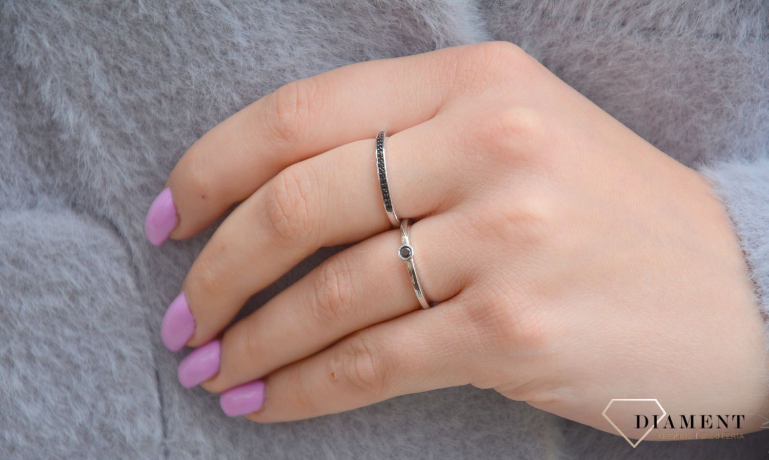 Pierścionek srebrny z czarną cyrkonią Dall'Acqua. DALL'ACQUA to marka podkreślająca kobiece piękno, łącząca idealnie klasykę i najnowsze trendy w biżuterii. 11.jpg